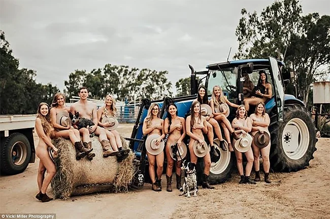 Австралійські студенти роздягнулись і разом з тваринами знялись у провокаційній фотосесії - фото 335782