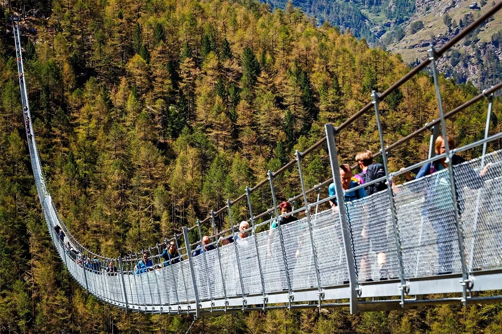 Захватывающее: самый длинный в мире подвесной мост, с которого не хочется смотреть вниз - фото 330852