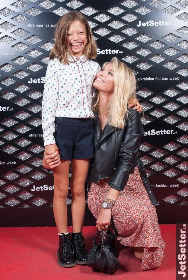 Віра Брежнєва разом з молодшою донькою вперше відвідали модний показ - фото 336921