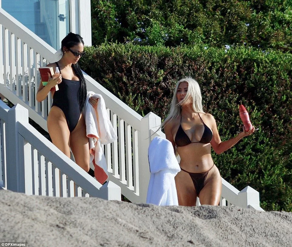 Барби с Малибу: Ким Кардашьян демонстрирует упругое тело на пляже - фото 340219