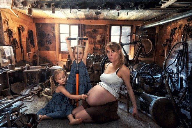 Веселый папочка издевается над своими детьми с помощью фотошопа - фото 338206