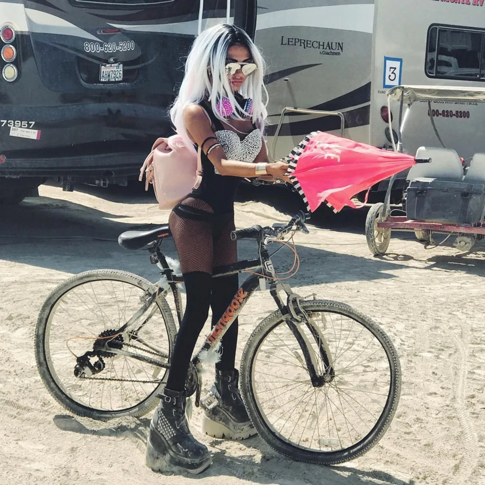 Самые красивые голые девушки безумного фестиваля Burning Man-2017 - фото 337058