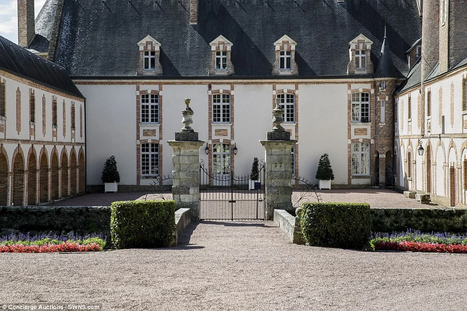 Роскошный замок во Франции продают за 1 евро и в это трудно поверить - фото 340447