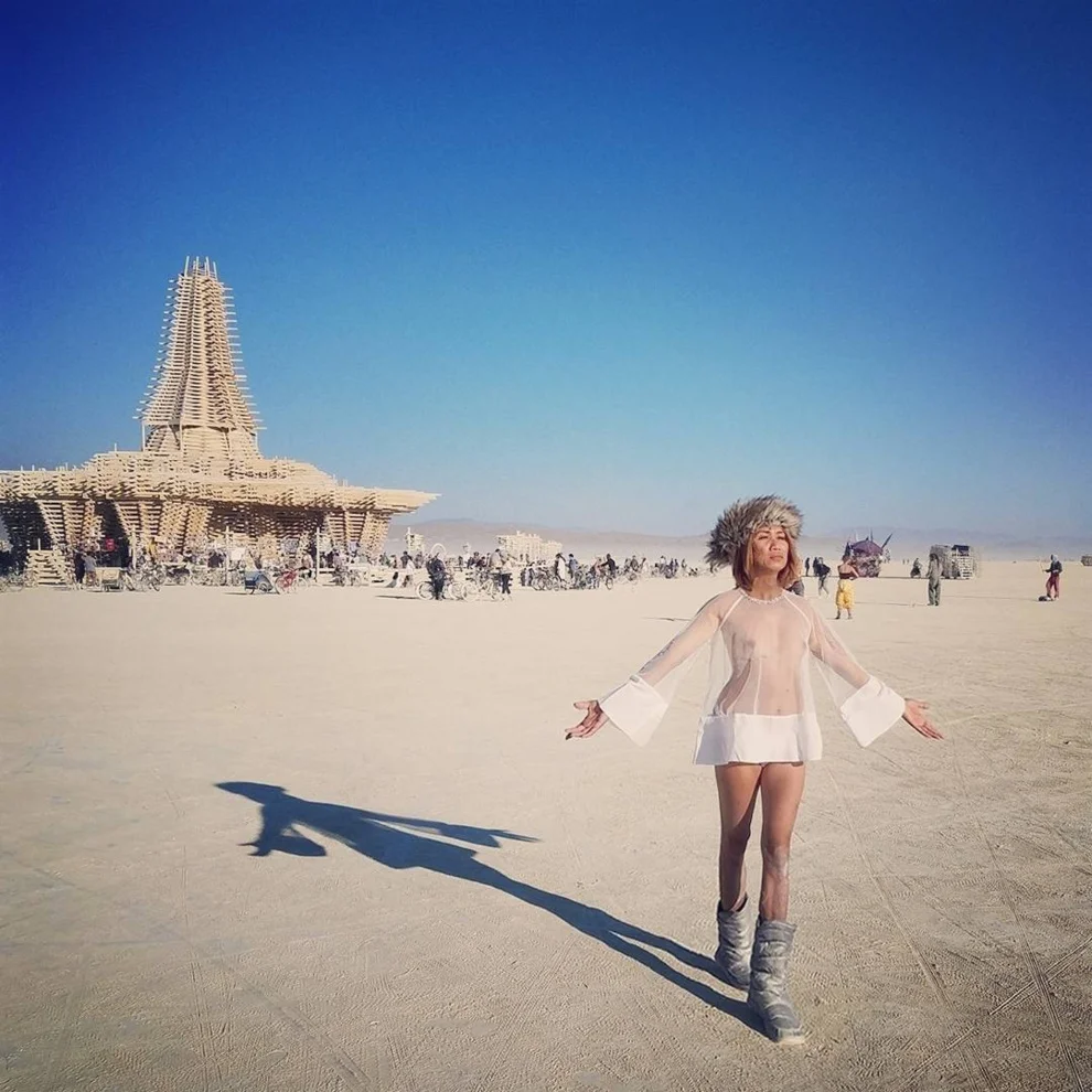 Самые красивые голые девушки безумного фестиваля Burning Man-2017 - фото 337067