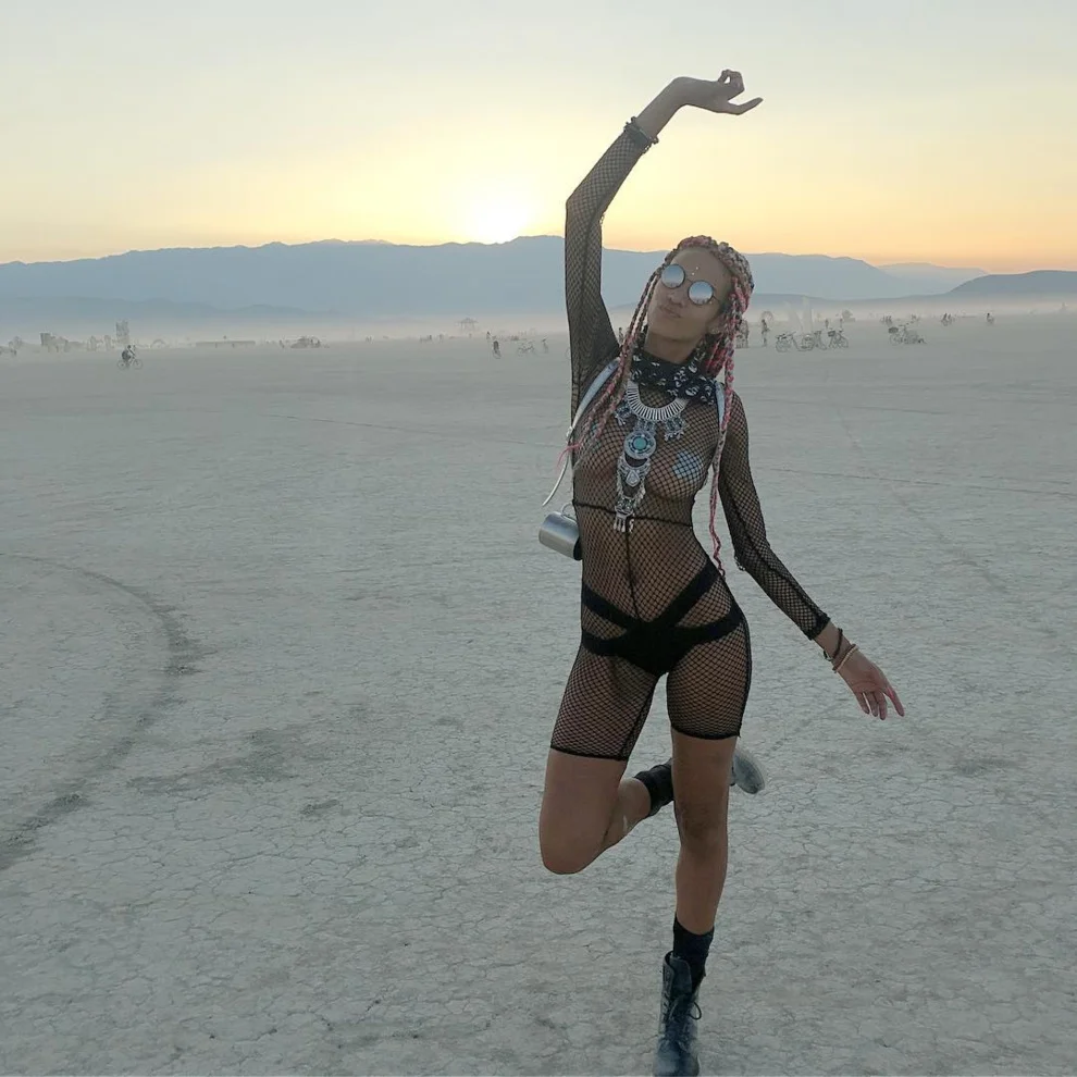 Самые красивые голые девушки безумного фестиваля Burning Man-2017 - фото 337053