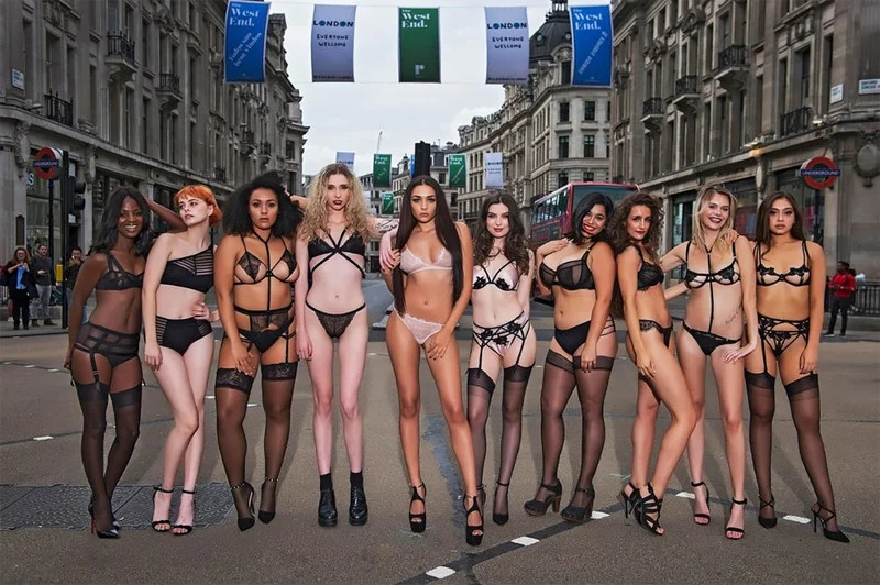 Скандально и провокационно: девушки в белье вышли на улицы Лондона ради рекламы - фото 339450