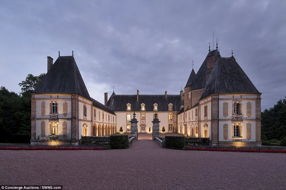 Розкішний замок у Франції продають за 1 євро і в це важко повірити - фото 340442
