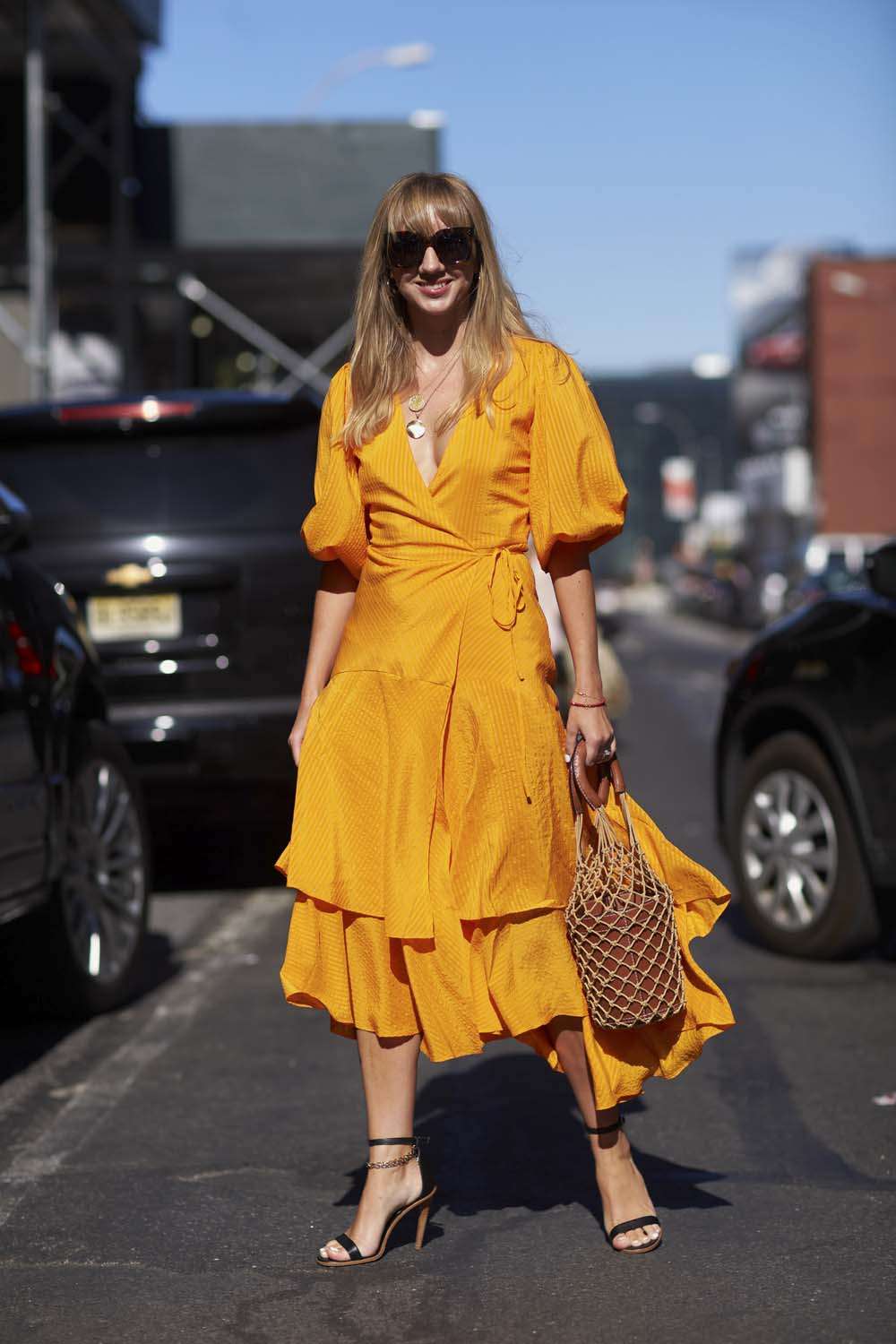 Желтый хит: как правильно носить самый модный цвет осени - фото 338859