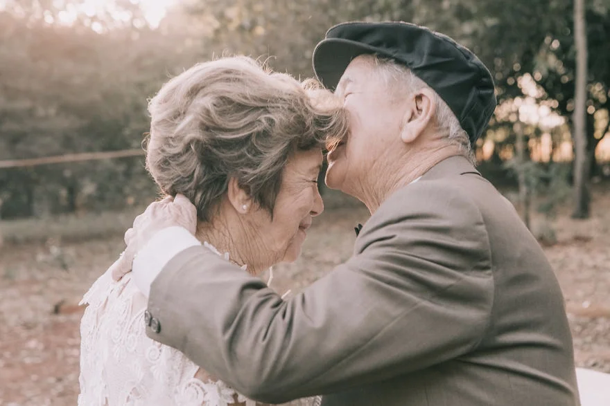 Трогательно: у пары не было свадебных фото и они устроили фотосессию 60 лет спустя - фото 341060