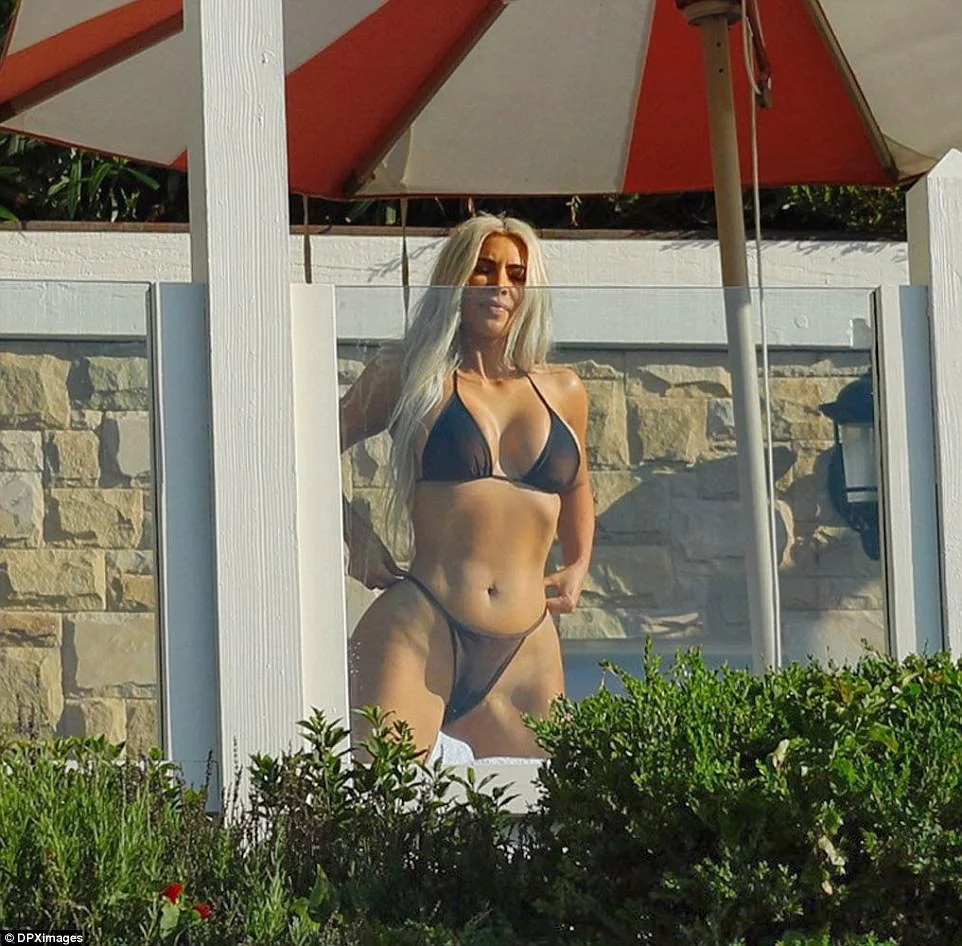 Барби с Малибу: Ким Кардашьян демонстрирует упругое тело на пляже - фото 340216