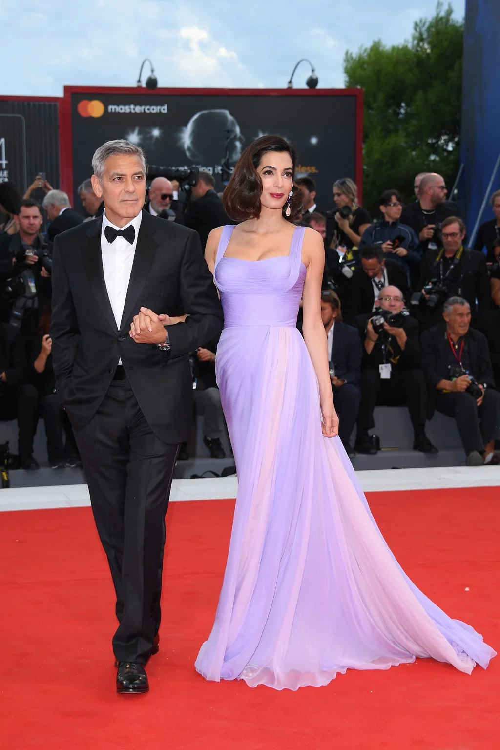 Амаль Клуни стала украшением Венецианского кинофестиваля-2017 - фото 336690