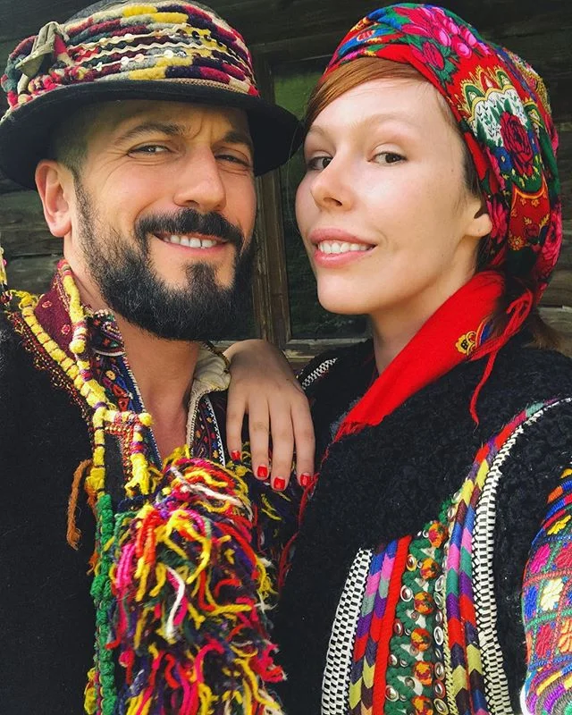 Гуцульский стайл: звездные модники Соня Плакидюк и Ричард Горн в Карпатах - фото 339802