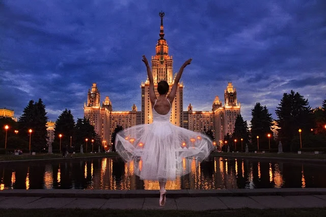 Стихия страны: девушка, путешествуя, делает невероятные фото в платьях - фото 341238