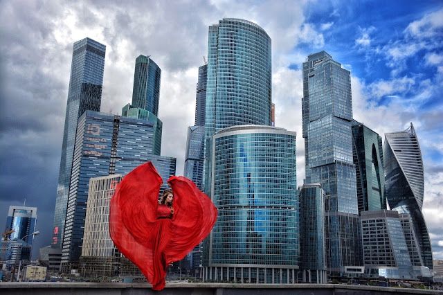 Стихия страны: девушка, путешествуя, делает невероятные фото в платьях - фото 341239
