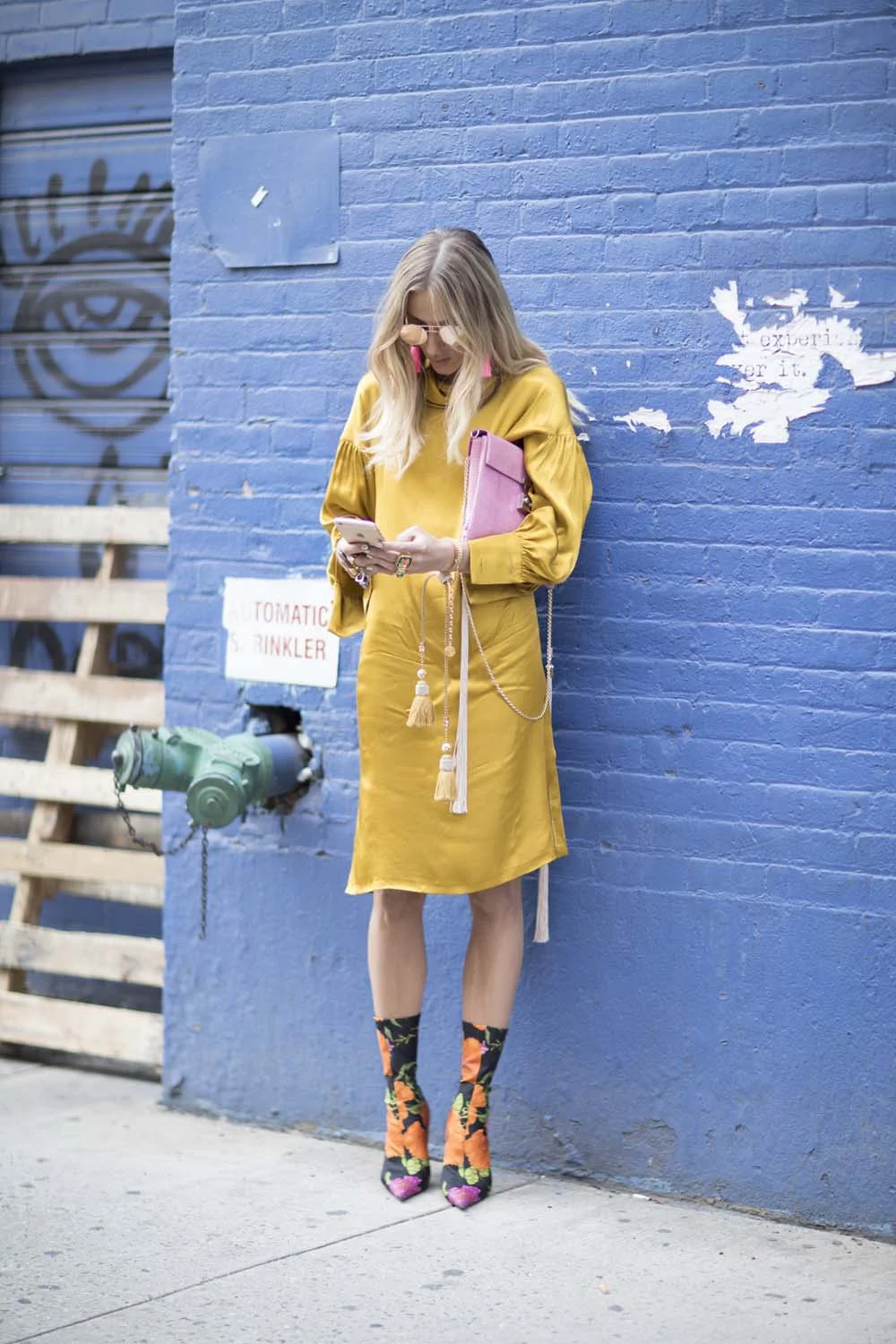 Желтый хит: как правильно носить самый модный цвет осени - фото 338870