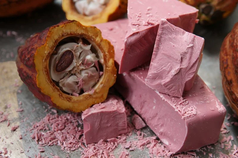 Кондитеры изобрели новый шоколад розового цвета и он невероятно красив - фото 337400