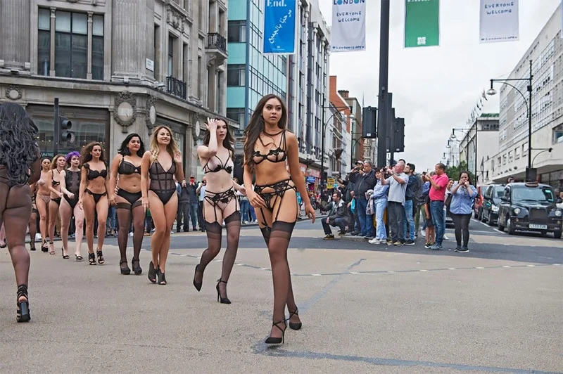 Скандально и провокационно: девушки в белье вышли на улицы Лондона ради рекламы - фото 339452