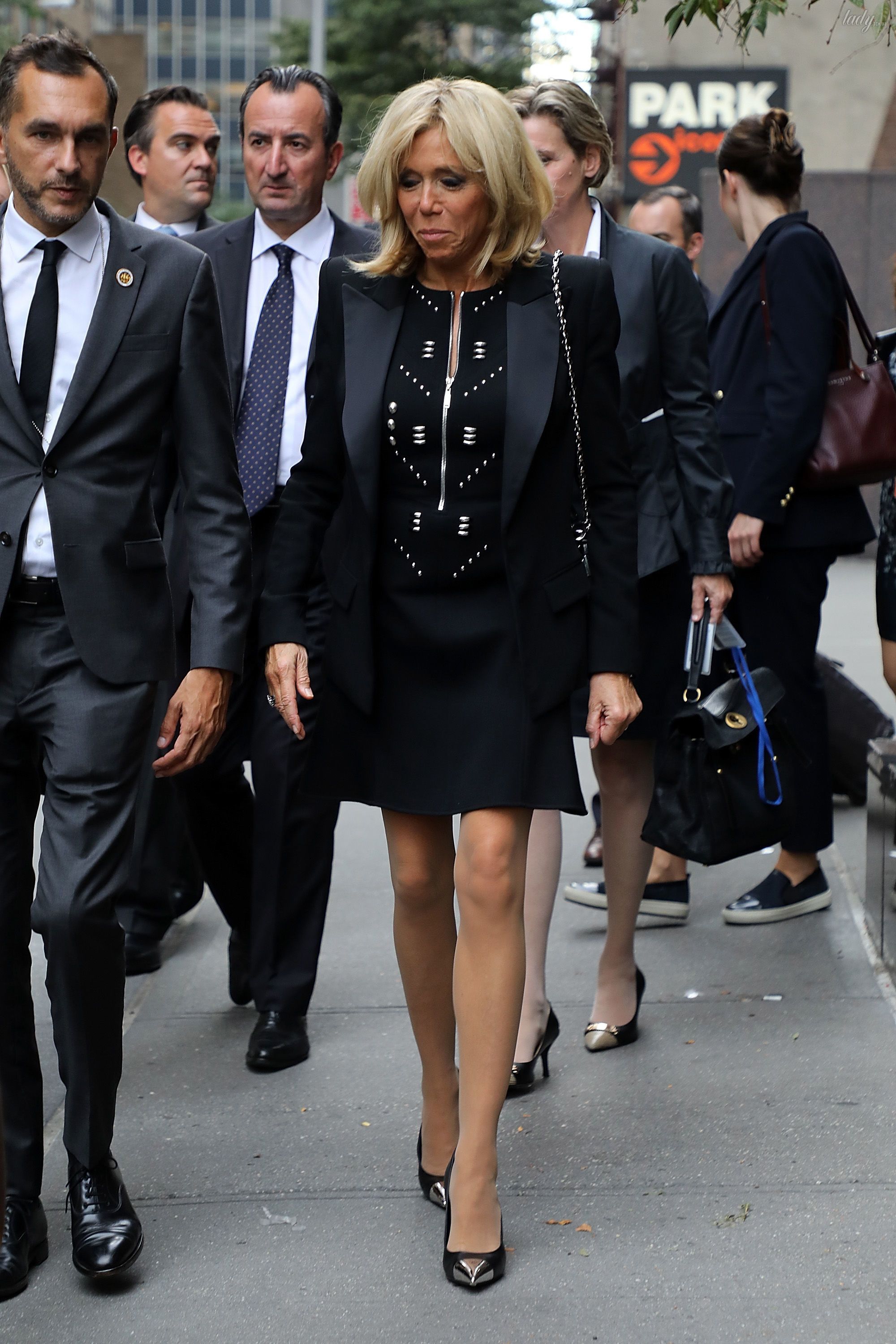 фото макрона в платье. фото макрона в платье. фото макрона в платье. брижит макрон. первая леди франции макрон стиль.