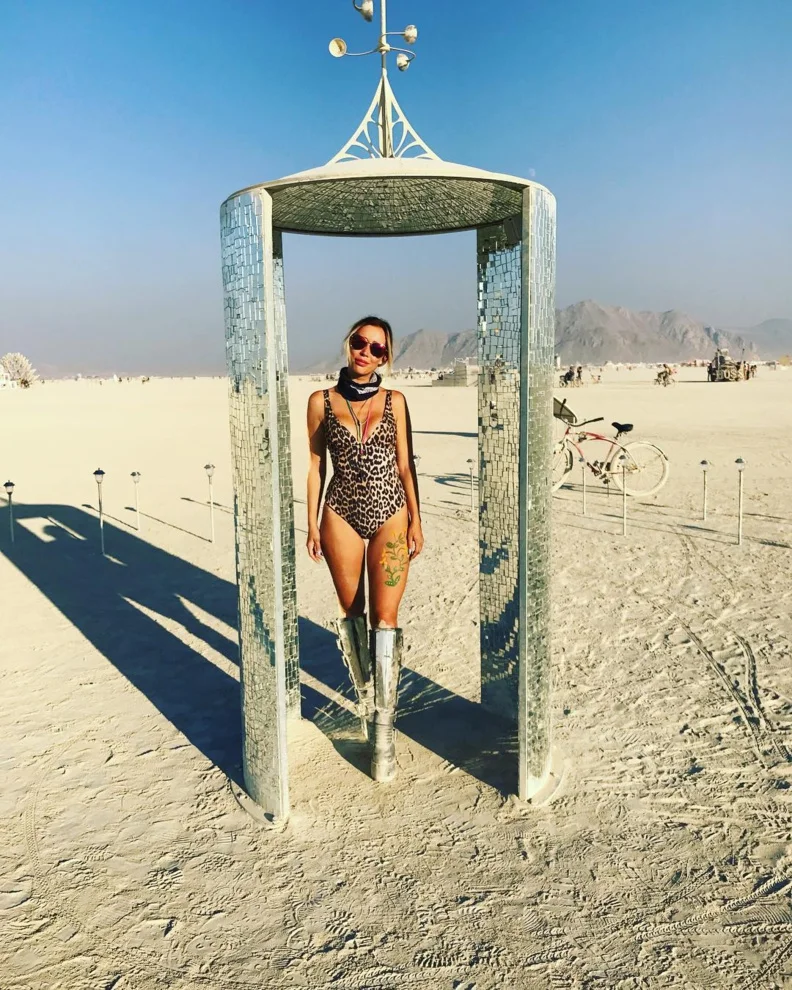 Самые красивые голые девушки безумного фестиваля Burning Man-2017 - фото 337063