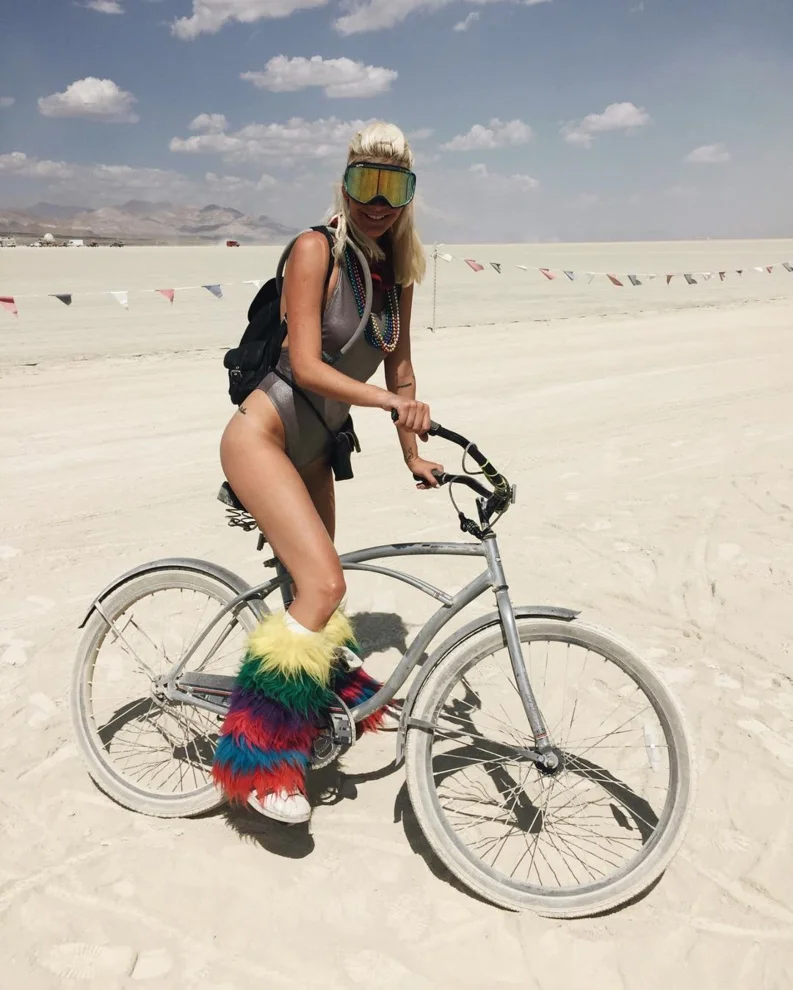 Самые красивые голые девушки безумного фестиваля Burning Man-2017 - фото 337060