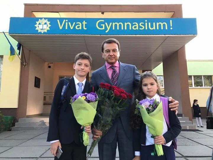 День знань: як українські зірки своїх дітей до школи проводжали - фото 336513