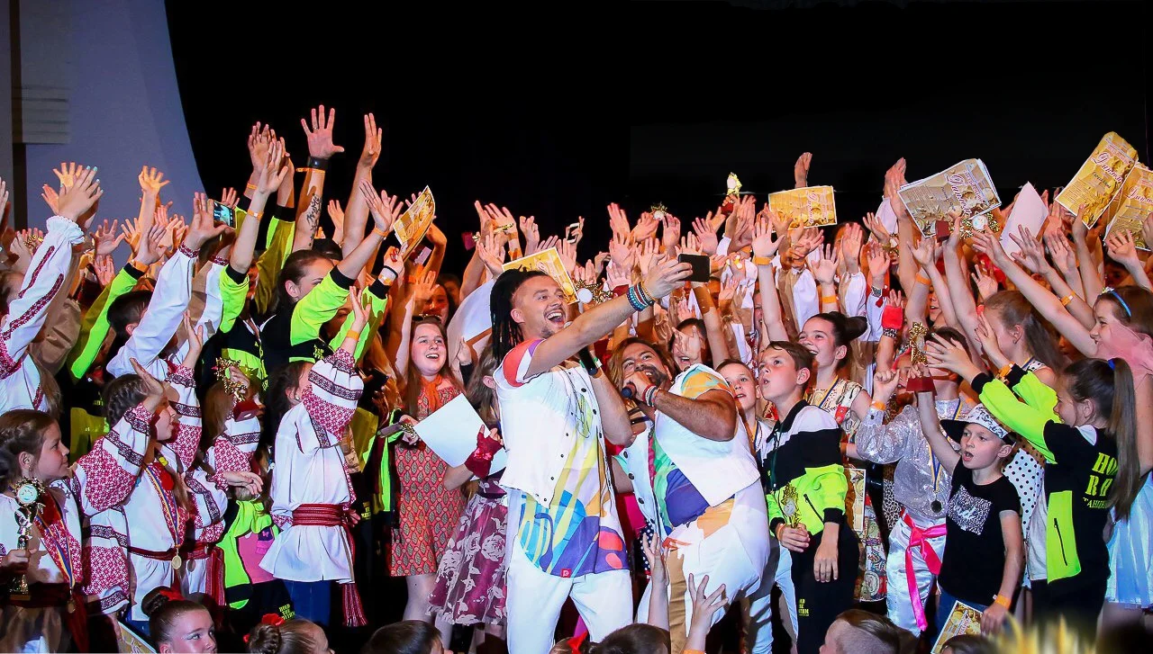 Амадор Лопес объединил 20 тысяч человек в танце - фото 337950