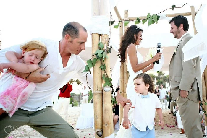 Эти смешные фото доказывают, что дети ненавидят все эти ваши свадьбы - фото 340562