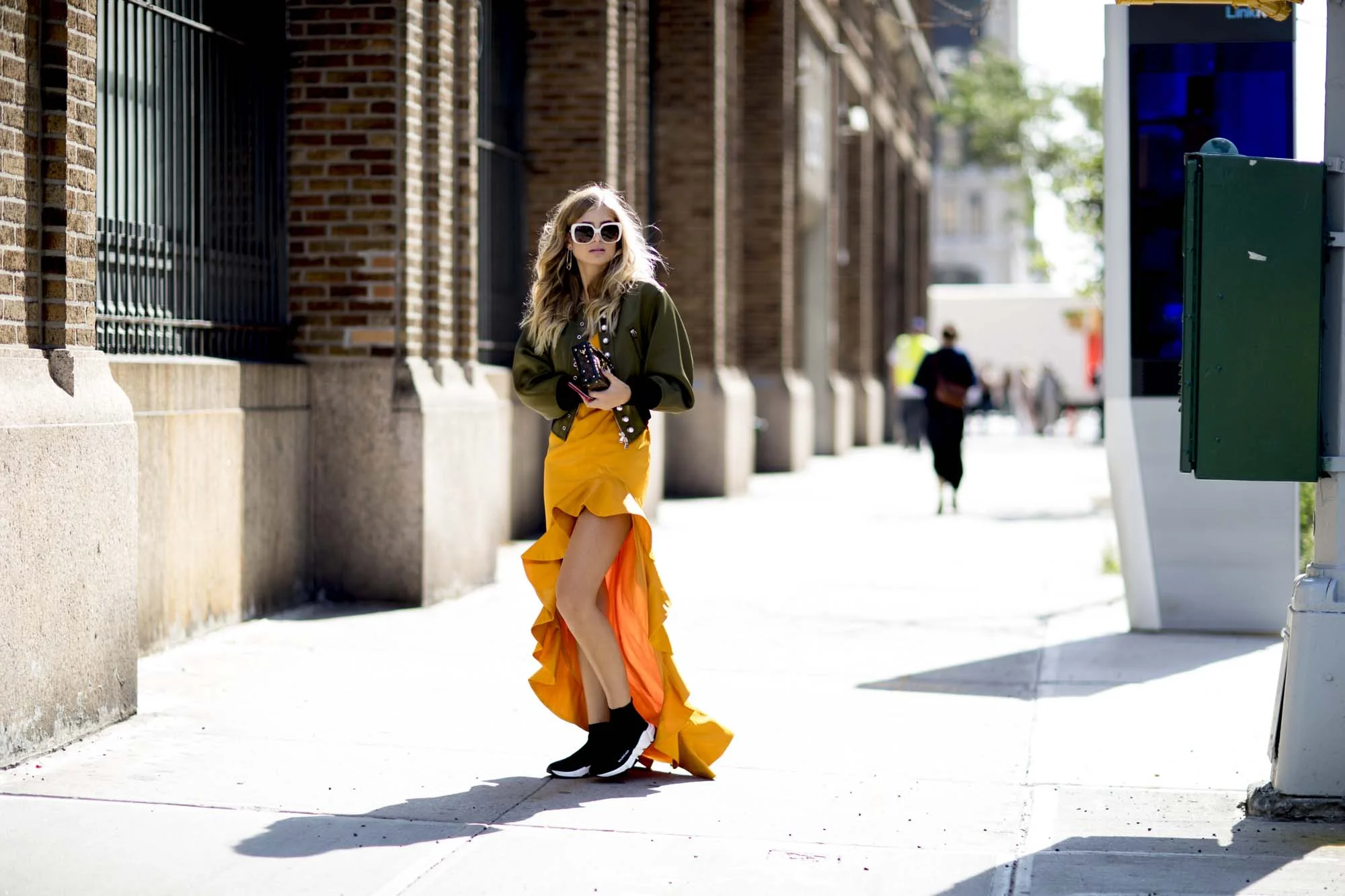 Желтый хит: как правильно носить самый модный цвет осени - фото 338868
