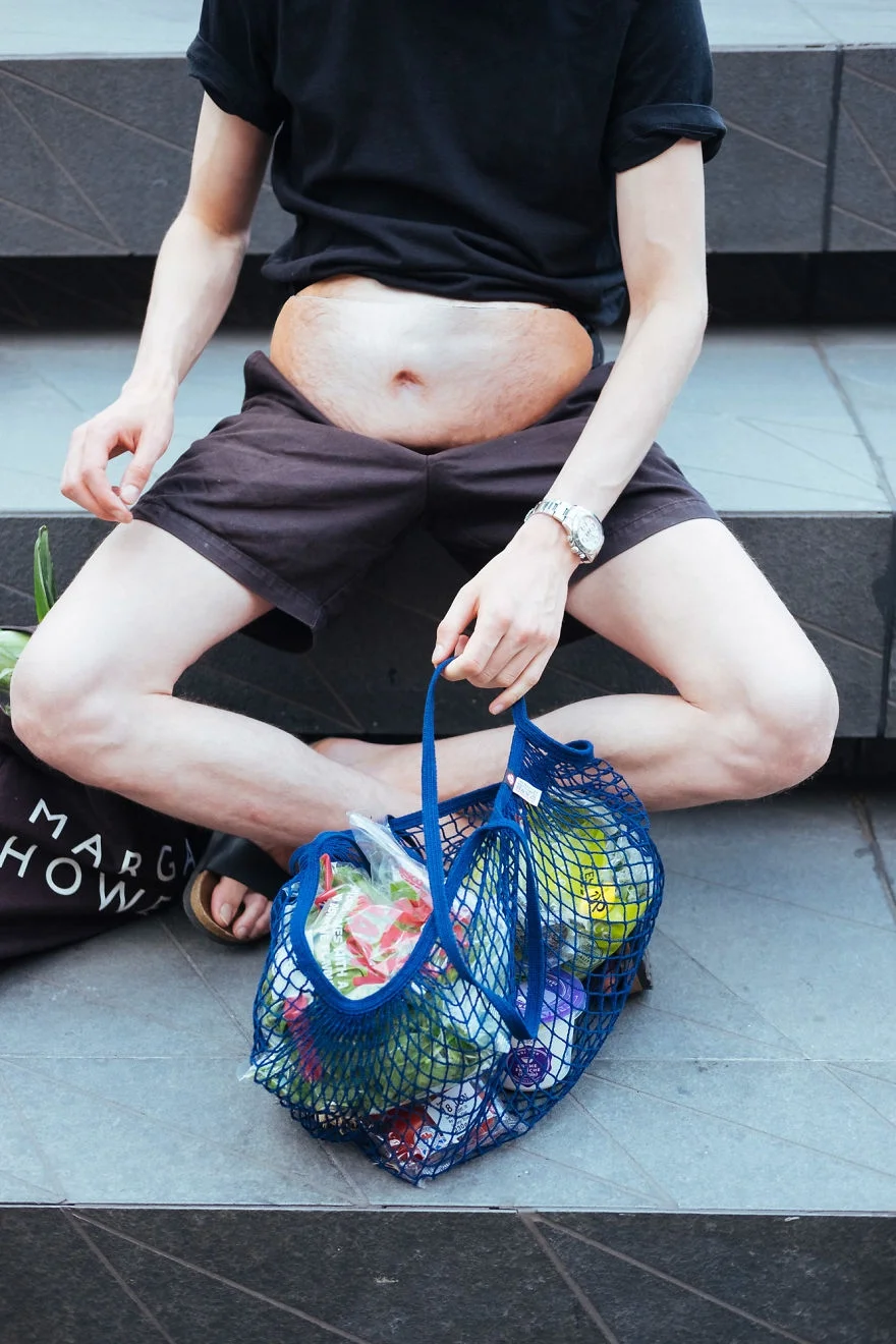 Сеть шокировали сумки в виде мужского пивного живота - фото 339598