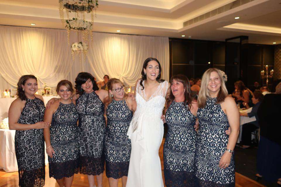 Провал дня: шесть девушек пришли на свадьбу в одинаковых платьях - фото 340483
