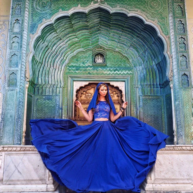 Стихия страны: девушка, путешествуя, делает невероятные фото в платьях - фото 341251