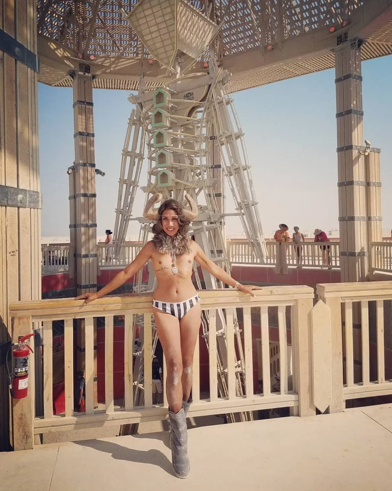 Самые красивые голые девушки безумного фестиваля Burning Man-2017 - фото 337064