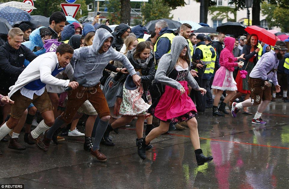 Октоберфест 2017 в Мюнхене: реки пива, сексуальные костюмы и песни до утра - фото 339387