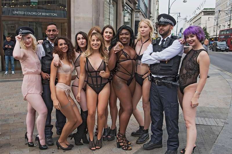 Скандально та провокаційно: дівчата у білизні вийшли на вулиці Лондона заради реклами - фото 339453