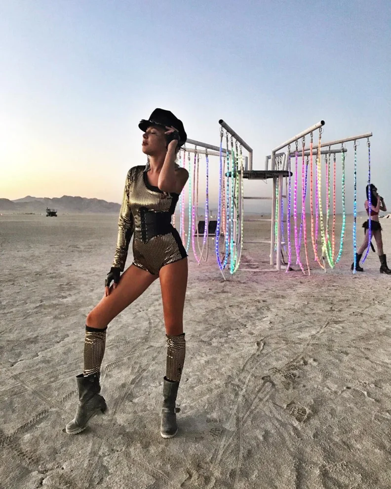 Самые красивые голые девушки безумного фестиваля Burning Man-2017 - фото 337073