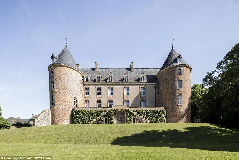 Роскошный замок во Франции продают за 1 евро и в это трудно поверить - фото 340446