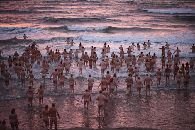 400 бесстыдных людей устроили голый заплыв - фото 341168