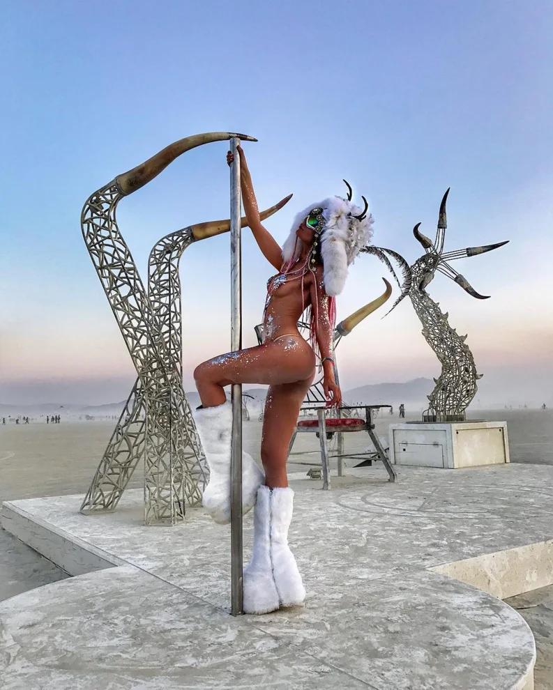 Самые красивые голые девушки безумного фестиваля Burning Man-2017 - фото 337051