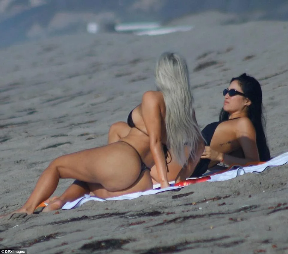 Барби с Малибу: Ким Кардашьян демонстрирует упругое тело на пляже - фото 340211