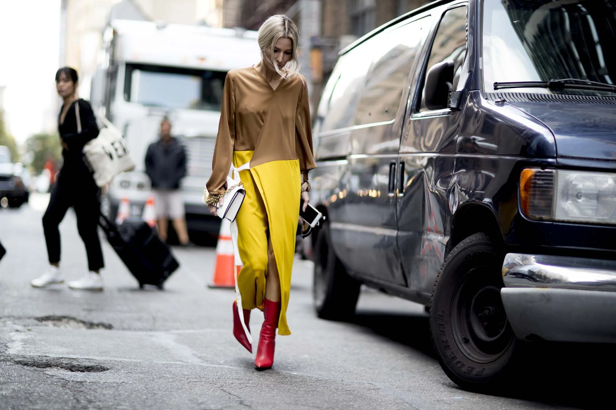 Желтый хит: как правильно носить самый модный цвет осени - фото 338863