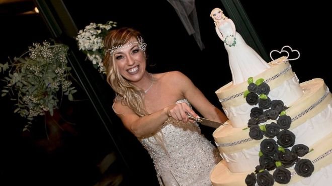 Сама себе жених: итальянка вышла замуж за саму себя - фото 341727
