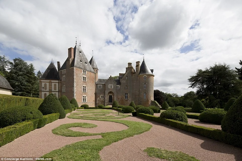 Розкішний замок у Франції продають за 1 євро і в це важко повірити - фото 340448