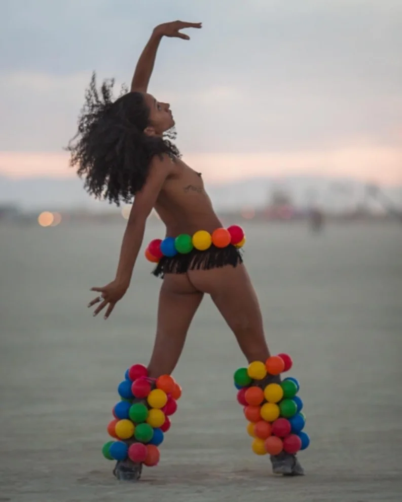Самые красивые голые девушки безумного фестиваля Burning Man-2017 - фото 337065