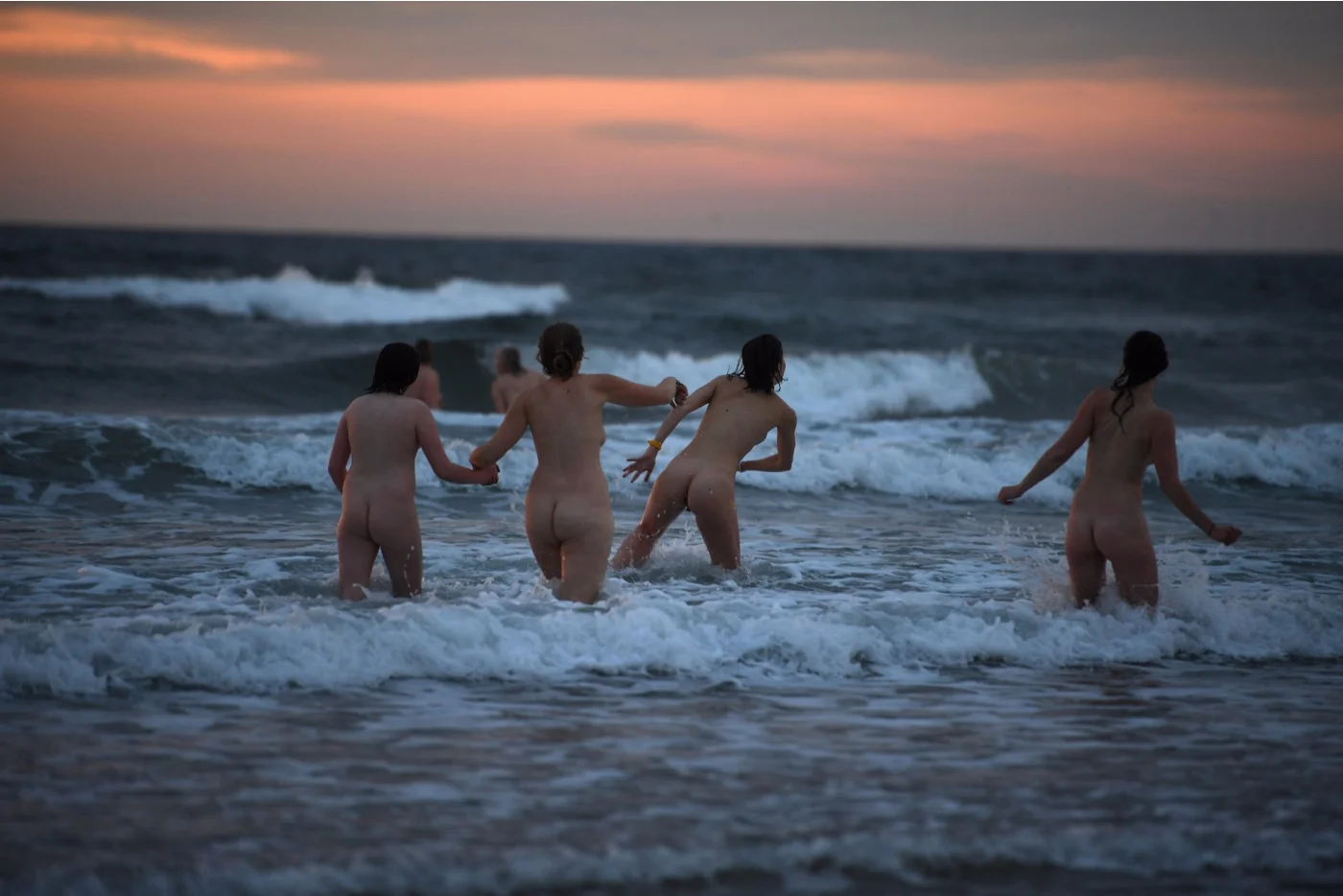 400 бесстыдных людей устроили голый заплыв - фото 341169