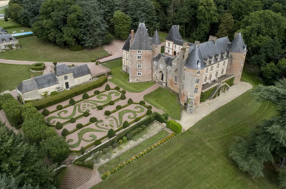 Роскошный замок во Франции продают за 1 евро и в это трудно поверить - фото 340450