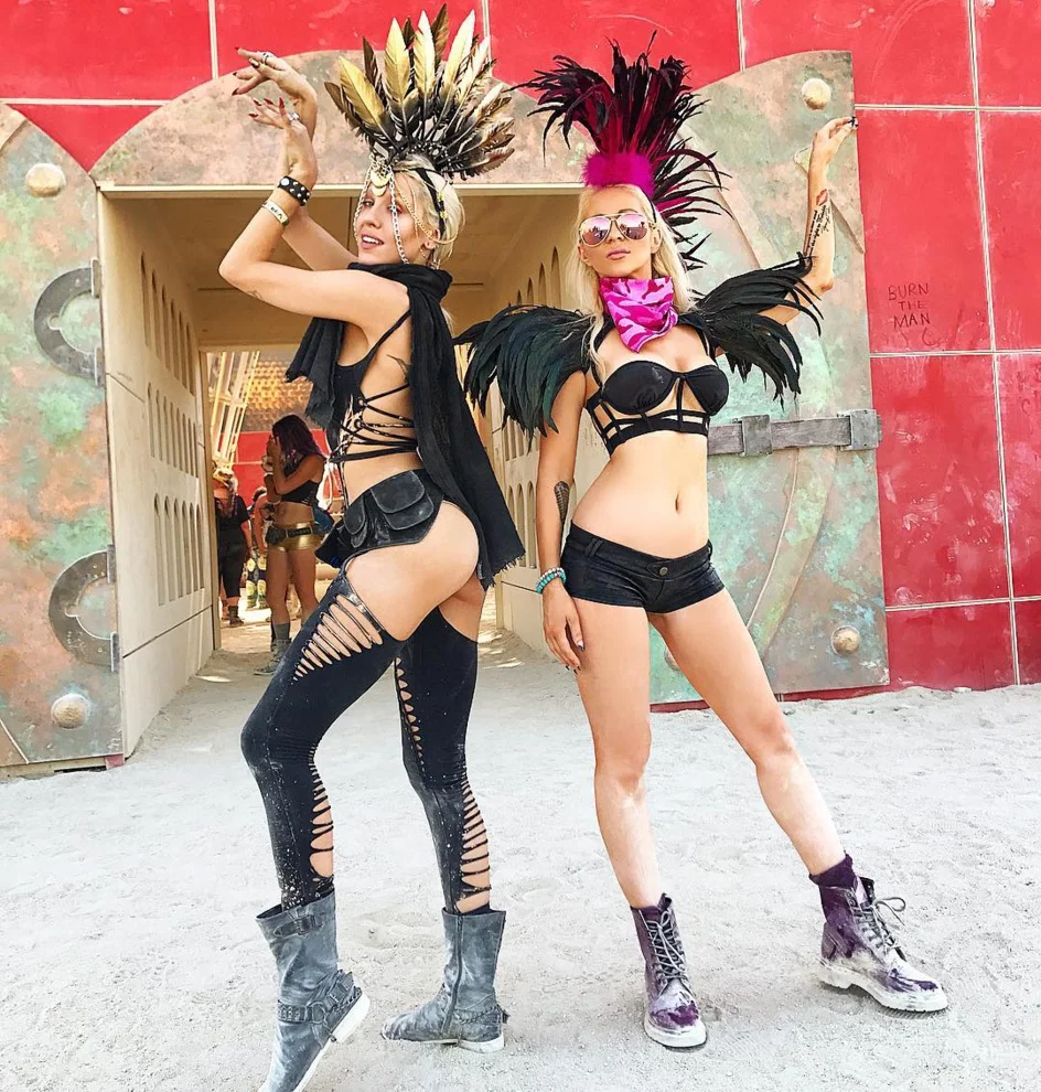 Самые красивые голые девушки безумного фестиваля Burning Man-2017 - фото 337052