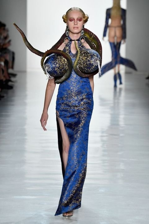 Зупиніть їх: дизайнери придумали сукні з вагінами, накладними грудьми і голими попами - фото 338335