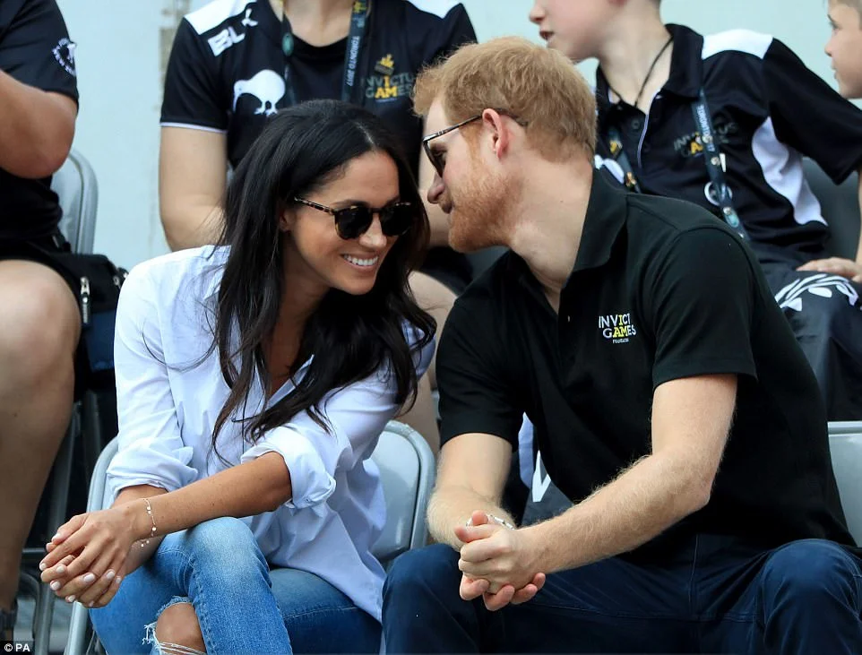 Поцелуи и объятия: принц Гарри и Меган Маркл впервые вместе появились на публике - фото 341112