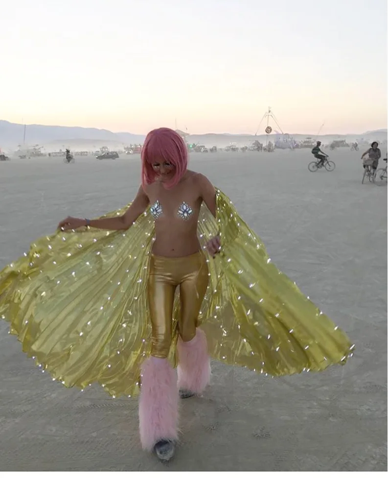 Самые красивые голые девушки безумного фестиваля Burning Man-2017 - фото 337062