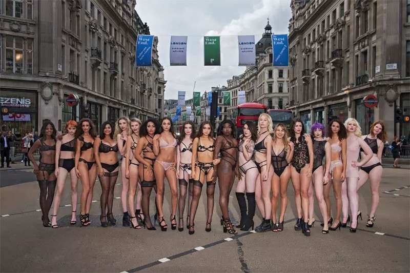 Скандально та провокаційно: дівчата у білизні вийшли на вулиці Лондона заради реклами - фото 339451